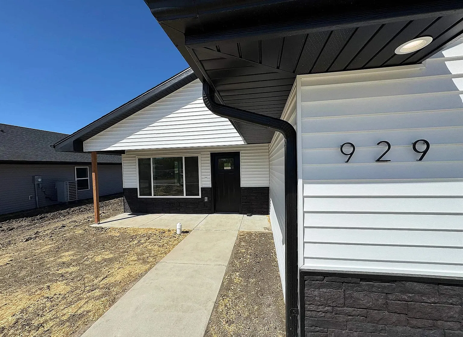 3 bed, 1400 sqft, $1,800 — Photo 2