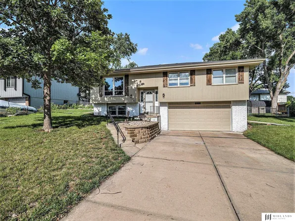 8313 S 49th St, Bellevue, NE 68157