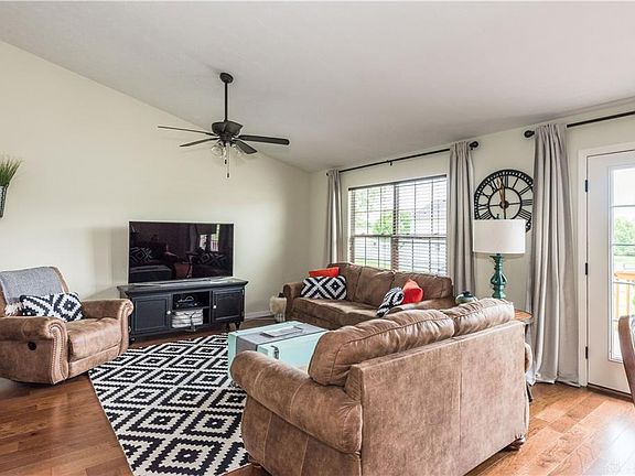 4th image of 52 Field Crest Dr