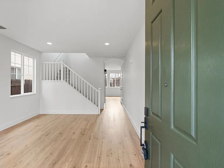 527 Scudero Cir — Photo 2
