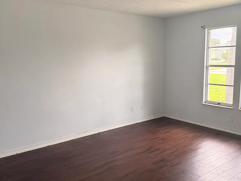 1133 SE Mendoza Ave — Photo 3