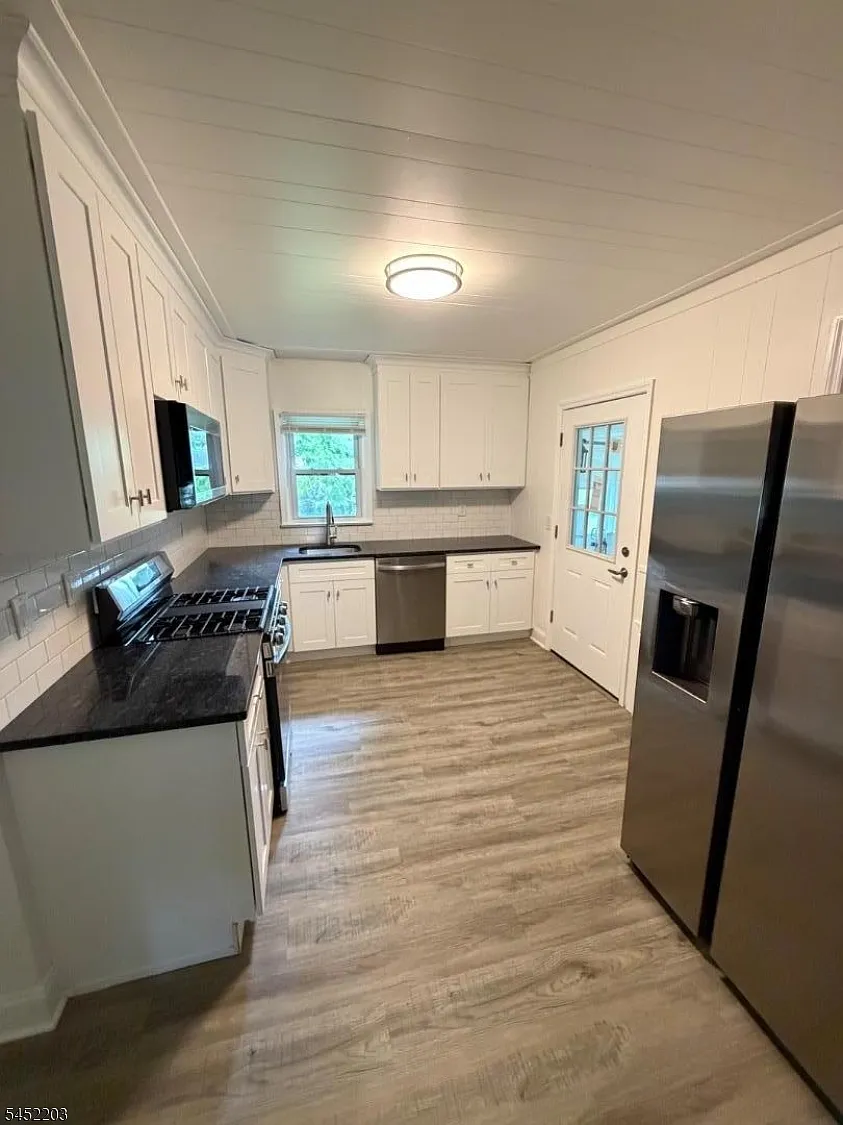 3 bed, 2.0 bath, $3,950 — Photo 4
