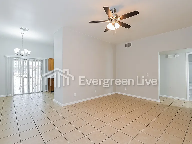 149 W Lee St — Photo 3
