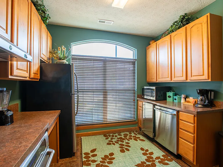 205 NE Hayes Dr — Photo 1