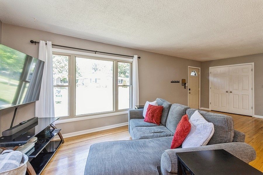 7719 Dellwood Dr, Urbandale, IA 50322 Zillow