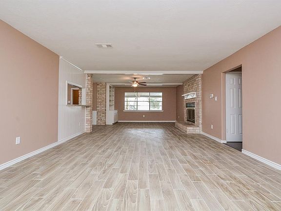3rd image of 13906 Oakwood Ln