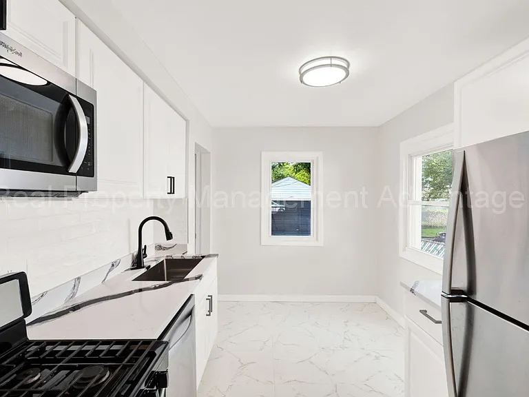 1513 E Meyers Ave — Photo 7
