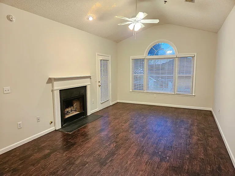 510 Spring Heights Ln SE — Photo 2