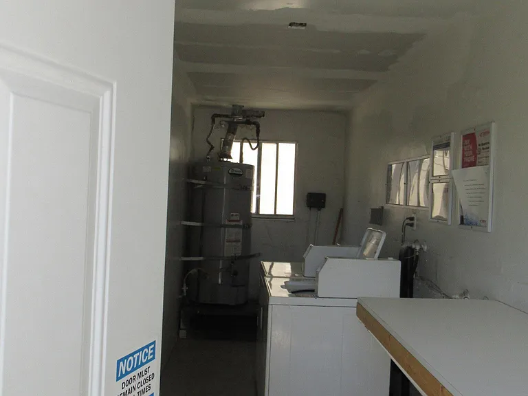 1724 E Route 66 — Photo 16