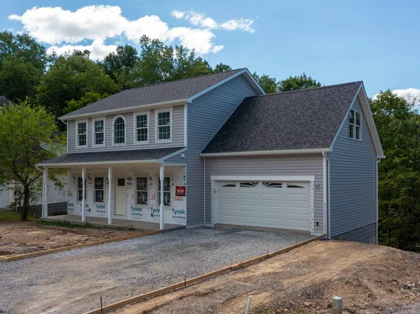 2072 Pinecrest Dr, Morgantown, WV 26505