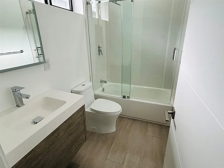 310 SW 9th St #1 — Photo 8