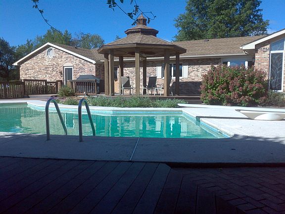 Pool & outside entertainment