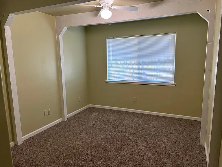 Bedroom w/ large closet