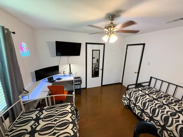 (undisclosed Address), Hitchcock, TX 77563