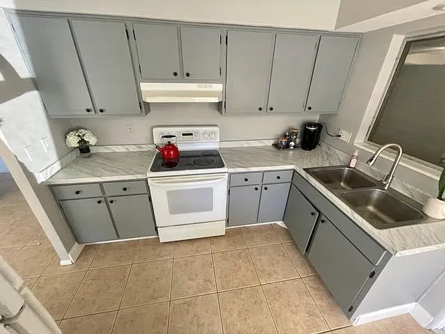 Kitchen has plenty of counter space