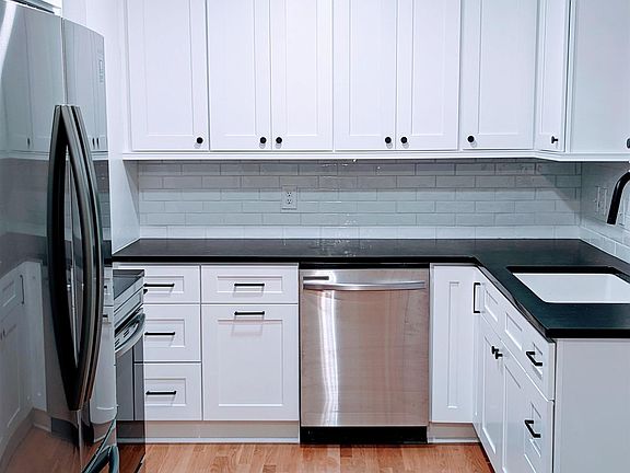 3rd image of 506 Greenacres Dr NW
