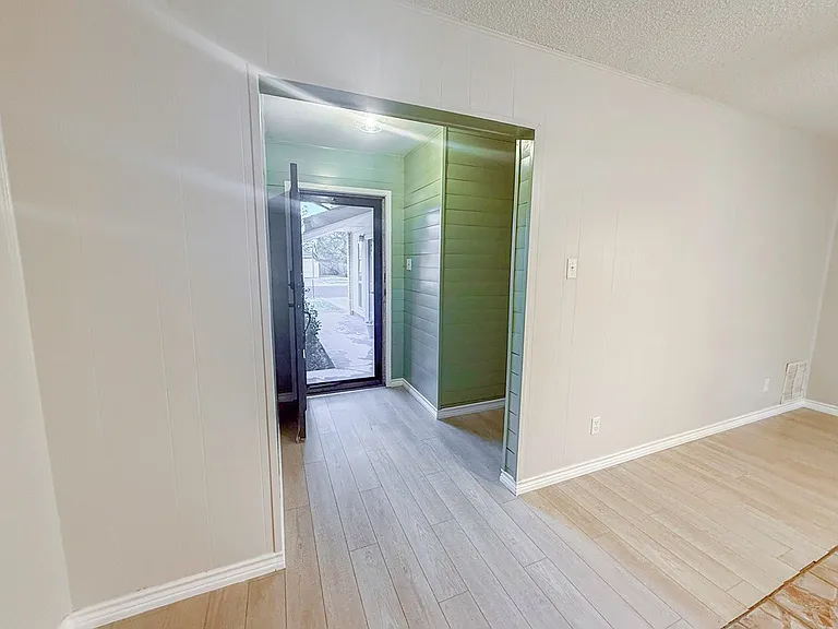 2605 Cambridge St — Photo 13