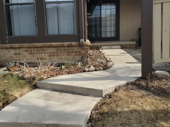 2721 Roundtree Dr, Troy, MI 48083