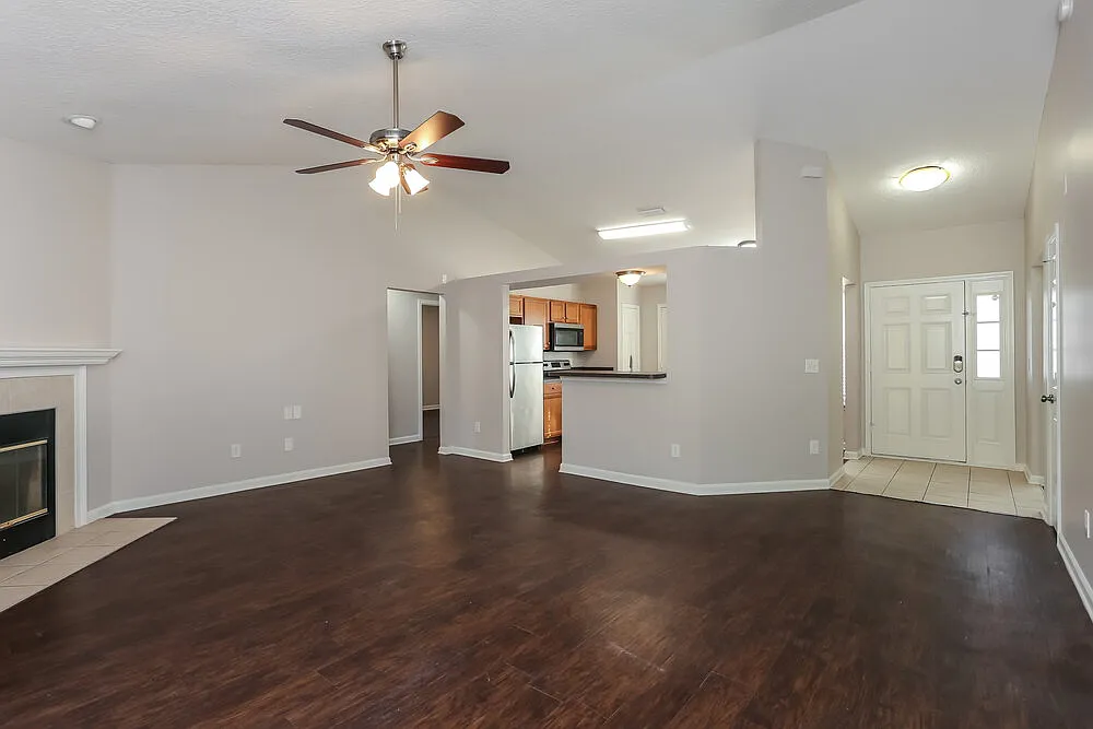 3 bed, 2.0 bath, 1519 sqft, $2,125 — Photo 3