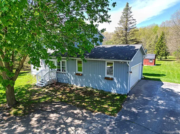 7655 Wheeler Dr, Whitmore Lake, MI 48189