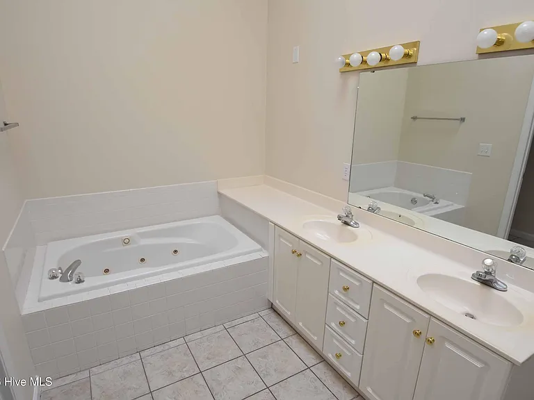 3304 Mulberry Ln #E — Photo 10