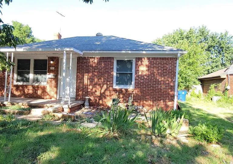 2448 S Victoria Ave — Photo 2
