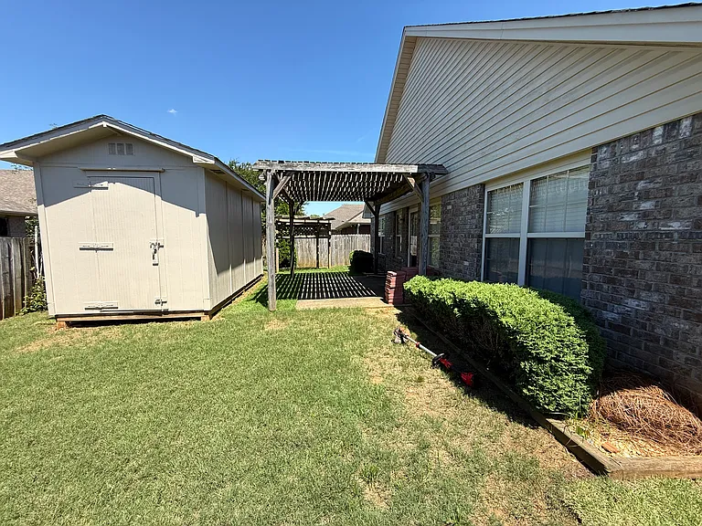 4039 Cambridge Dr — Photo 17