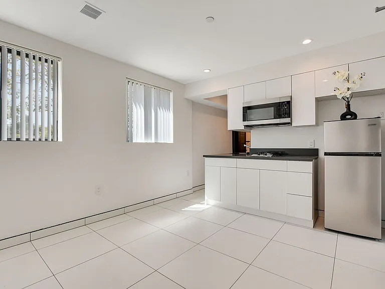 946 S Ridgeley Dr #101 — Photo 7