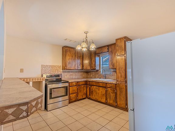 5th image of 112 E Plaza Dr