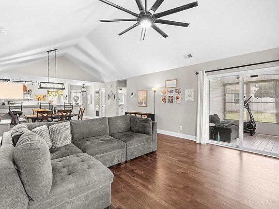 5th image of 1141 Bethpage Dr.