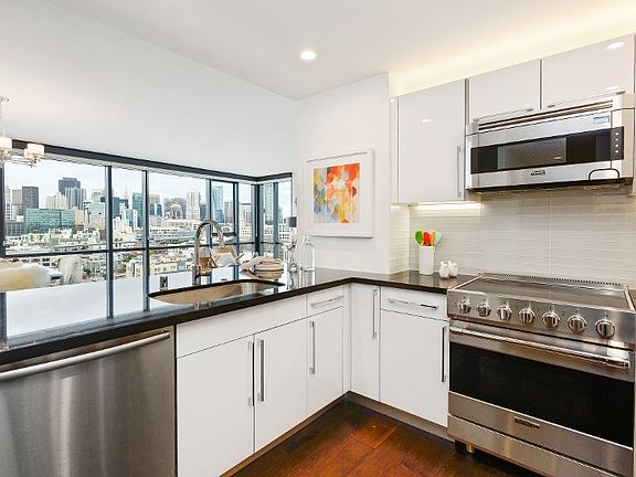 3rd image of 250 King St Unit 1516