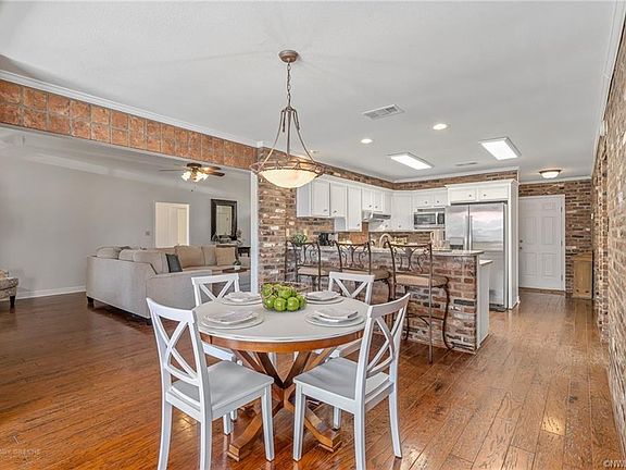 5th image of 415 Country Club Dr