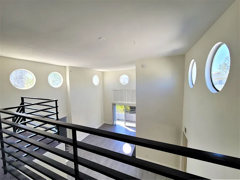 2050 S Bentley Ave — Photo 46