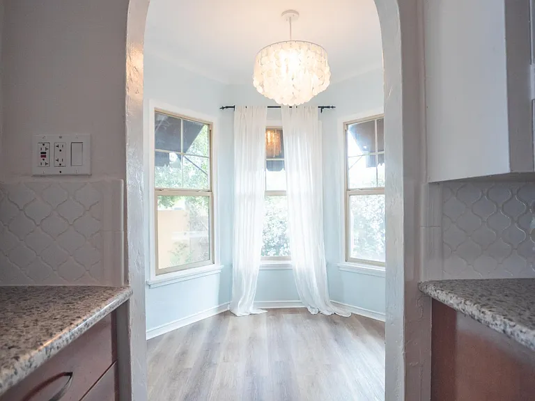 Kitchen to breakfast room