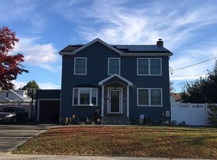 476 S 14th St, Lindenhurst, NY 11757