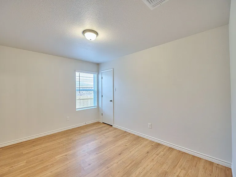 1813 Clovis Dr — Photo 12