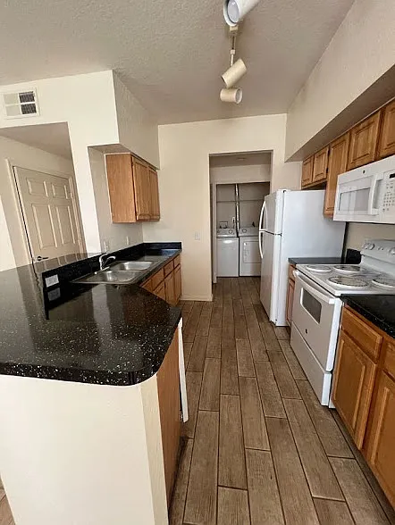 2 bed, 1077 sqft, $1,650 — Photo 3
