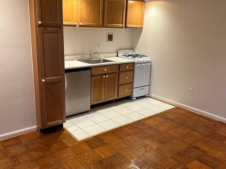 1931 N Cleveland St #205 — Photo 11