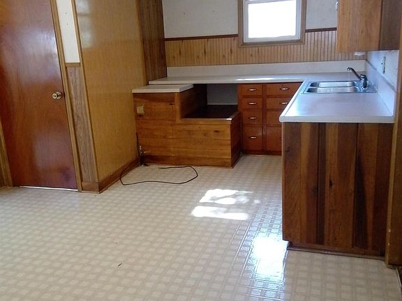 4th image of 303 N Logan St
