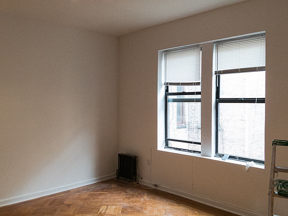 5th image of 448 Saint Johns Pl APT 6B