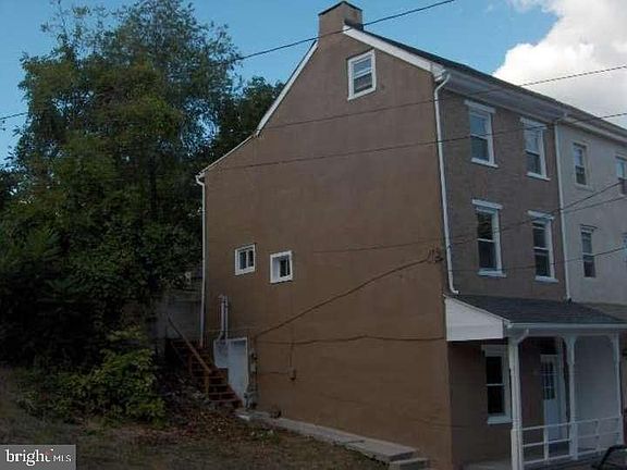 3rd image of 11 Railroad St