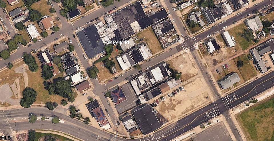 2nd image of 732 Pearl Pl