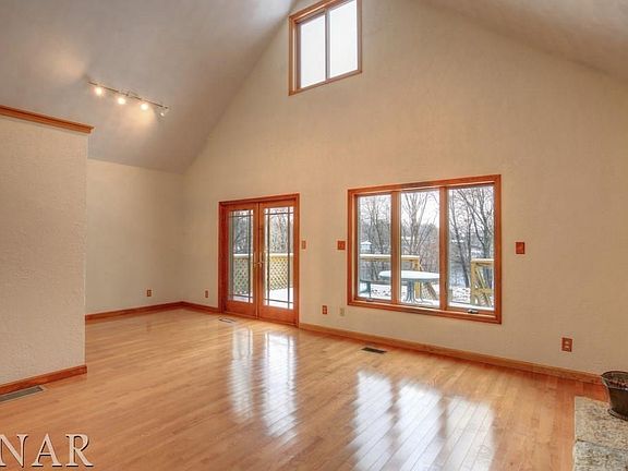 3rd image of 892 Heritage Dr