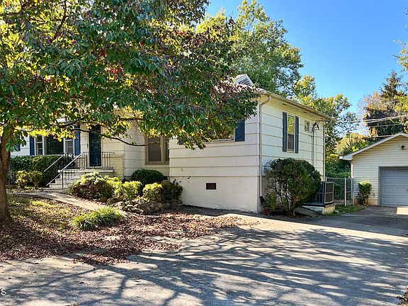 2nd image of 1113 Glenoaks Dr