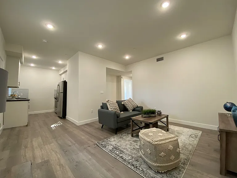 18529 Calvert St — Photo 29