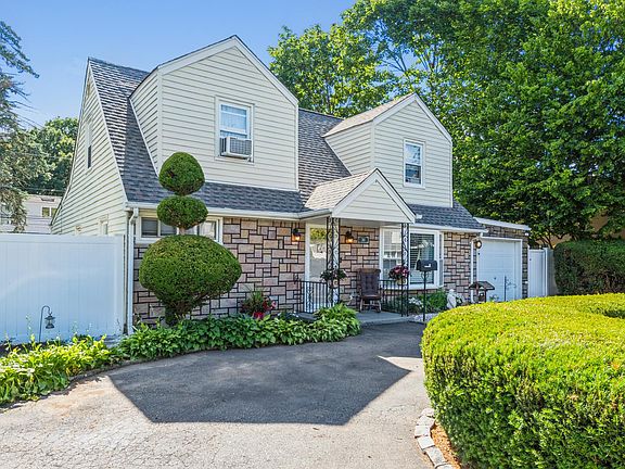 2nd image of 355 Pin Oak Ln