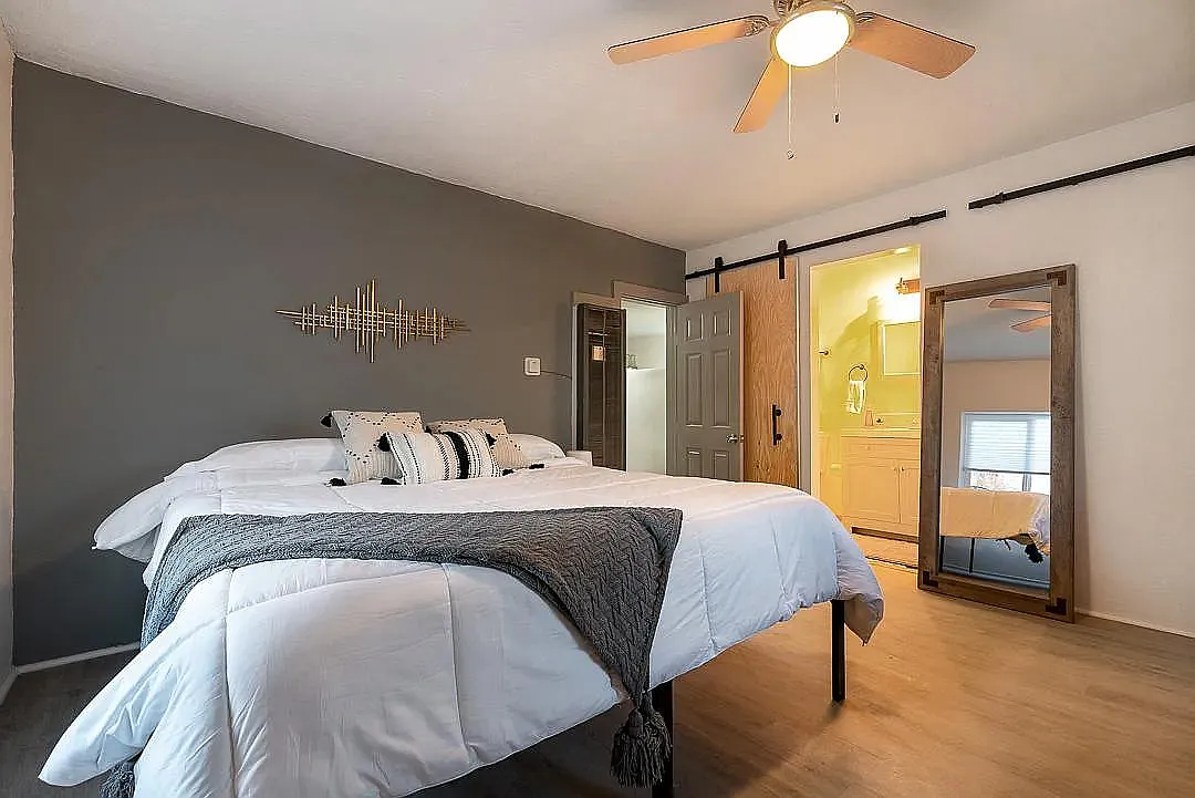 2 bed, 850 sqft, $2,400 — Photo 1