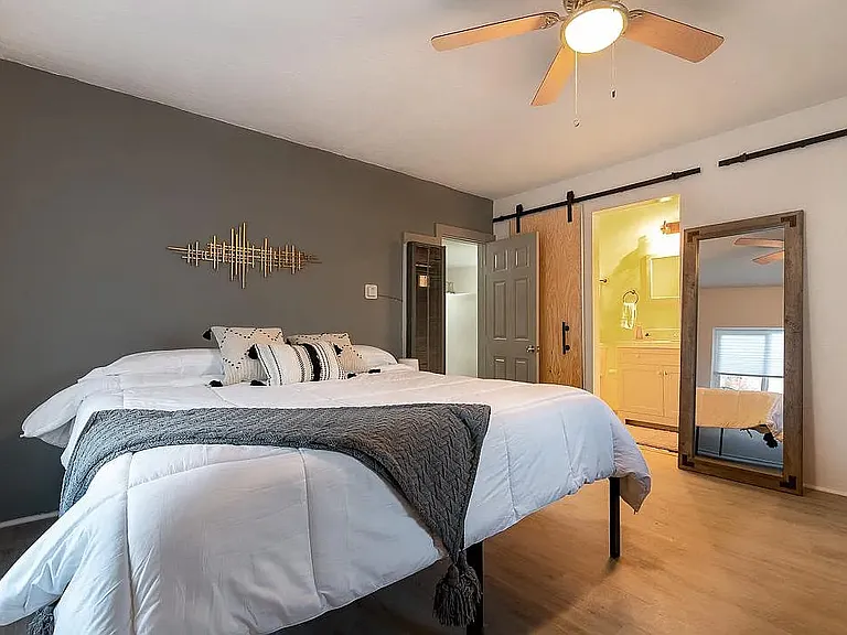 221 Girard Blvd SE #2F — Photo 1