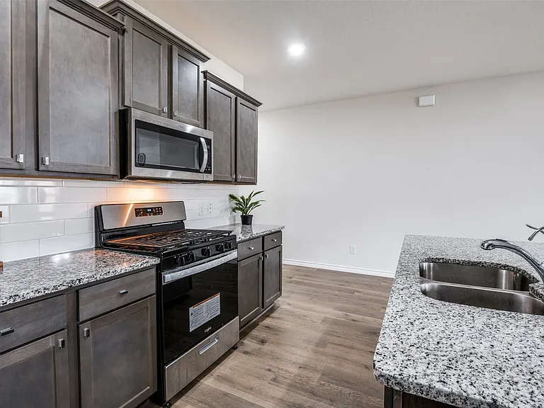 1307 Colonial Bluff Ln — Photo 10