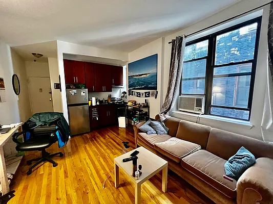 Rented by Salon Realty Corp | media 3